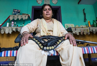 扛枪逮强奸犯的印度妈妈 当地已是神一般存在