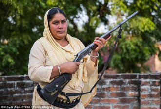 扛枪逮强奸犯的印度妈妈 当地已是神一般存在