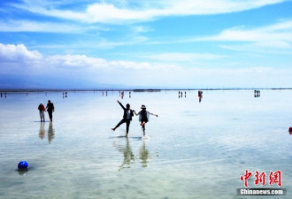 航拍中国版“天空之镜”—茶卡盐湖 风景靓丽