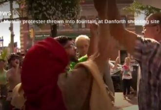 男子举反伊斯兰牌现身多伦多希腊城 被推喷水池