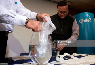 为解决环境问题 智利科学家发明水溶性塑料袋