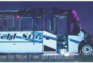 华人高速上半截轿车钻入大巴 当场死亡