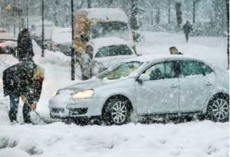 斯德哥尔摩遇百年大雪 交通瘫痪巴士停驶