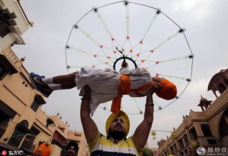 非同凡响的绝技 印度教徒用武术杂耍纪念宗师