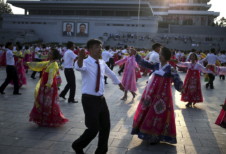 终战65周年，朝鲜又是灯光秀，又是广场舞