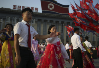 终战65周年，朝鲜又是灯光秀，又是广场舞