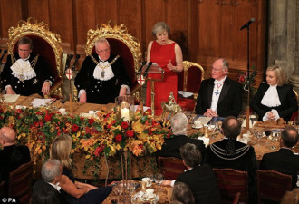 英首相晚宴演说强调限制移民 听众却打起了瞌睡