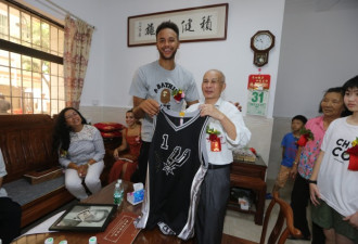 NBA球员赴华寻亲 中国长辈激动落泪