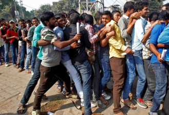 印度废钞乱象：警察手握棍棒维持排队秩序