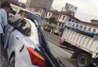 挂车侧翻将轿车压成铁饼 司机大难不死