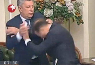 一言不合！乌克兰2议员议会上打起来了