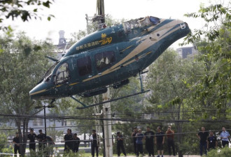 北京奶子房直升机坠机现场：女司机自行爬出