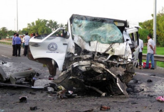 越南严重交通事故 迎亲车与卡车相撞致14人死