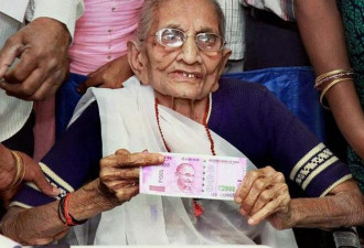 印度废大额纸币 莫迪母亲与民众排队换钞票