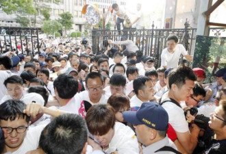 台湾万名民众抗议同性婚姻合法化 冲进立法院