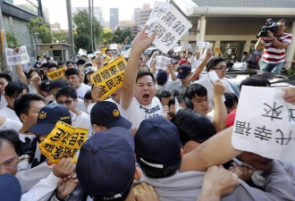 台湾万名民众抗议同性婚姻合法化 冲进立法院