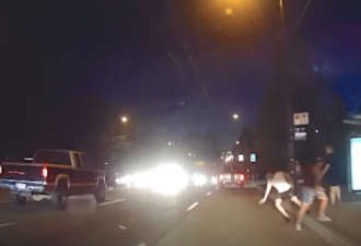 惊恐！加拿大男子将路人推入车道，一人被撞伤