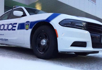 一天接连打劫3家银行 警方追缉白人大盗