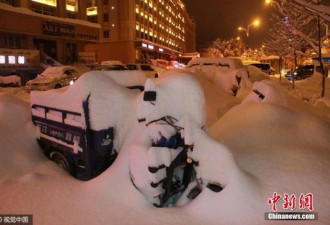 新疆阿勒泰迎大雪天气 街头车辆被雪埋