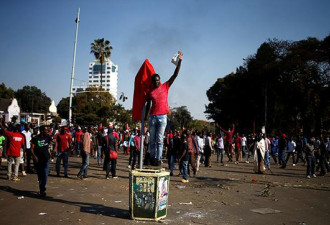 津巴布韦反对党支持者街头抗议装甲车进入首都