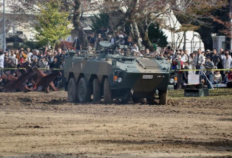 日本自卫队纪念日活动 96式装甲车跑掉轮子