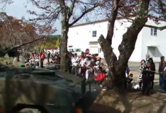 日本自卫队纪念日活动 96式装甲车跑掉轮子