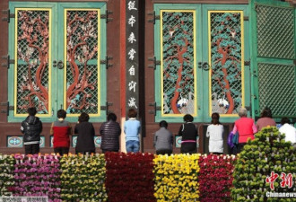 韩国高考临近 考生家长寺庙许愿祈福