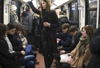 法国八成女性在公共场合受性骚扰 今秋立法罚款