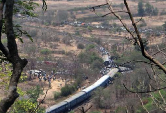 印度严重火车脱轨事故已致120人遇难