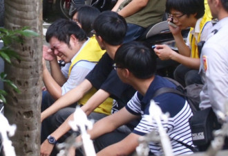 台学生劳团不满一例一休 到总统府前抗议