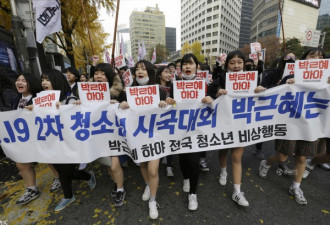 韩17万人集会要求朴槿惠下台 高考考生参与