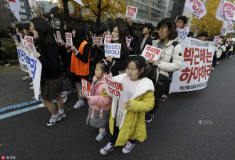 韩17万人集会要求朴槿惠下台 高考考生参与