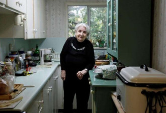 厨房来了不速之客 加国95岁老太太淡定吓跑黑熊