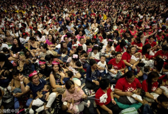菲律宾数百位母亲集体袒胸露乳 呼吁母乳喂养