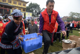 湖南郴州千人同喝一锅鱼汤 超级大锅亮相