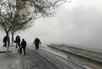 热气腾腾!甘肃酒泉暖气管爆裂 热水淹了2条街