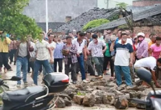 中国警方执法，被200多村民追打了4公里