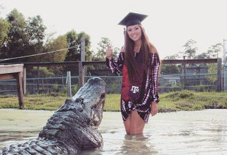 美国一名21岁美女与900斤巨鳄的毕业照