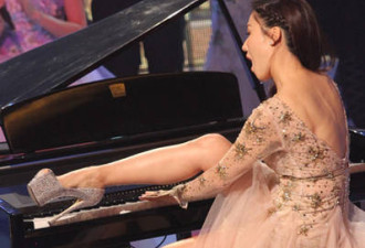 会玩！TVB台庆晚会 女星用脚弹钢琴遇尴尬…
