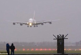 世界最大客机遭遇强风空中摇晃 惊险迫降