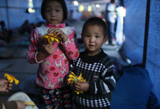 缅甸华人自发穿梭中缅边境，为难民送吃送喝