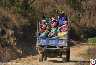 缅甸华人自发穿梭中缅边境，为难民送吃送喝
