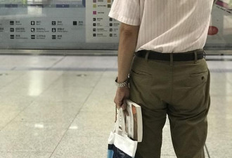 北京地铁上的读书人:赞美和质疑从四面八方赶来