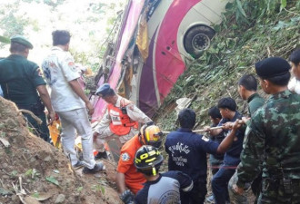 泰国北部一旅游大巴坠落深谷 造成18人死20伤