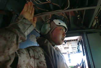 中国女孩服役美海军陆战队 首批空中宣誓入籍