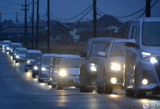 日本福岛近海发生7.4级地震 民众驱车避难