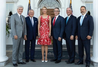 特朗普和美国各州州长合影 伊万卡着一袭红裙