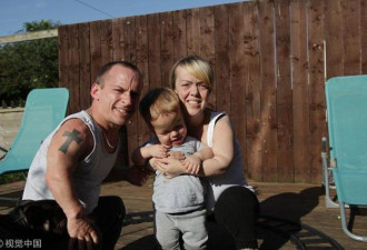 英国最矮夫妻将迎第二胎 大儿子遗传侏儒症
