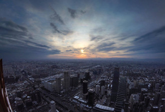 美翻了！从首都第一高楼俯瞰北京初雪全景图