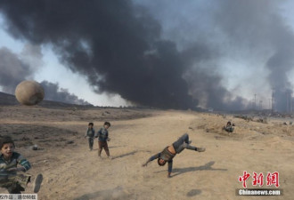 IS极端组织烧毁油田 儿童在浓浓黑烟下踢球